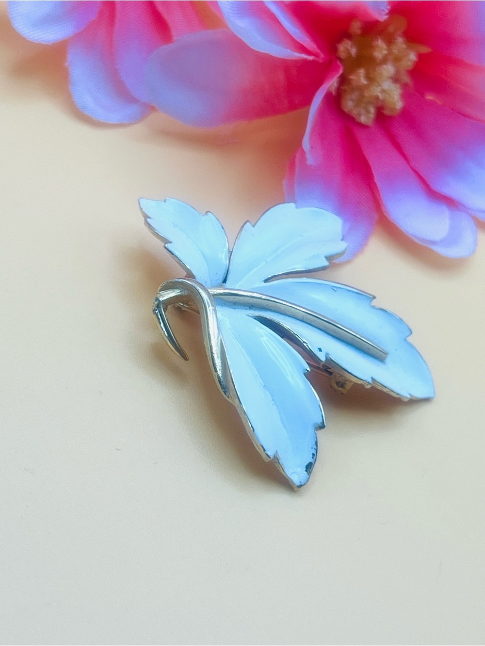 Vintage white enamel flower brooch gold tone